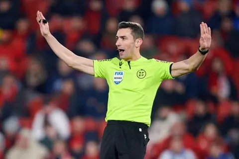 من هو الإسباني أليخاندرو مونييز حكم قمة الأهلي والزمالك؟